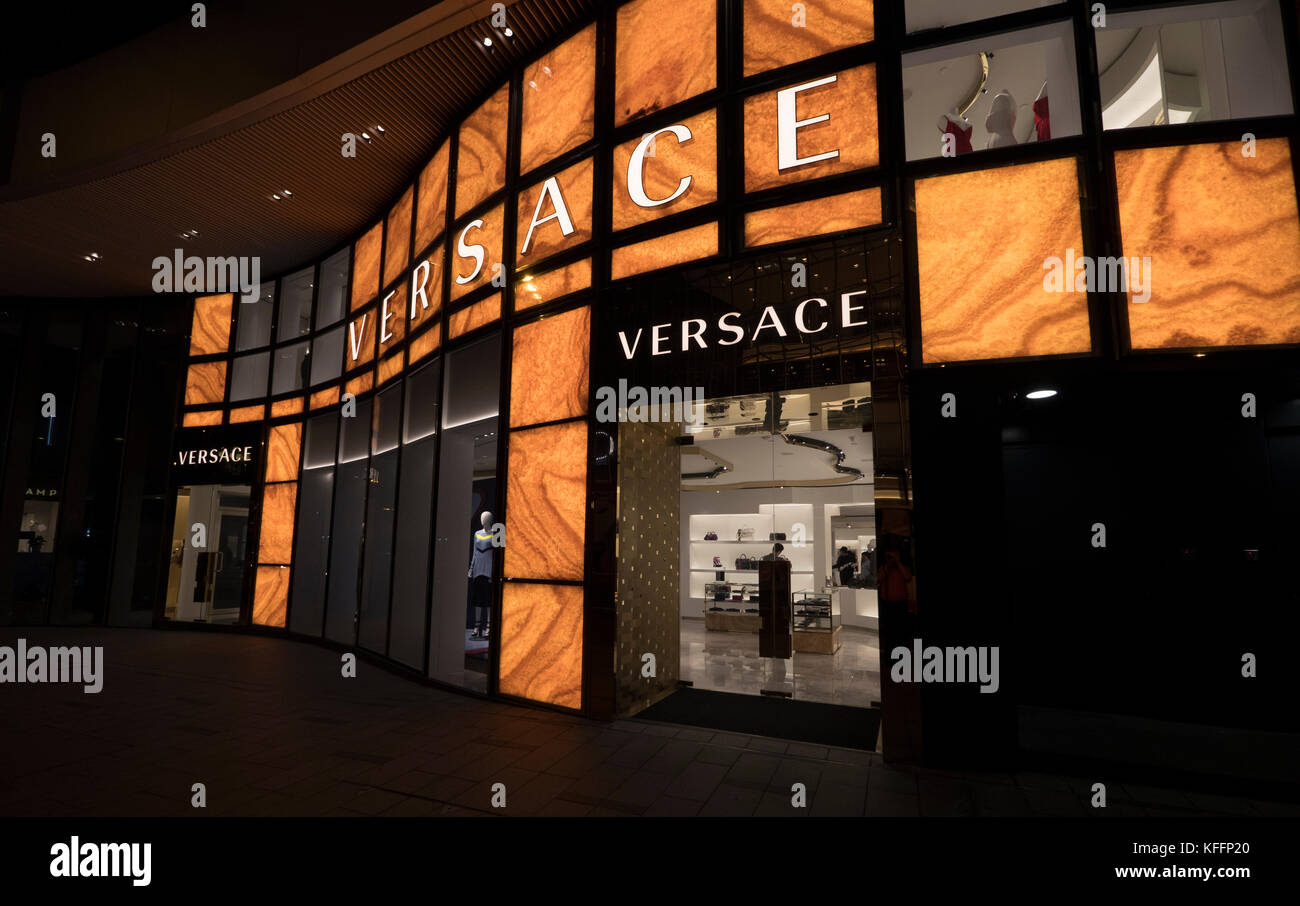 Strikt Fitness aanwijzing Versace shop front, Shop A, G/F, Shanghai Commercial Bank Tower, 12 Queen's  Road Central, Central, Hong Kong, China Asia Stock Photo - Alamy
