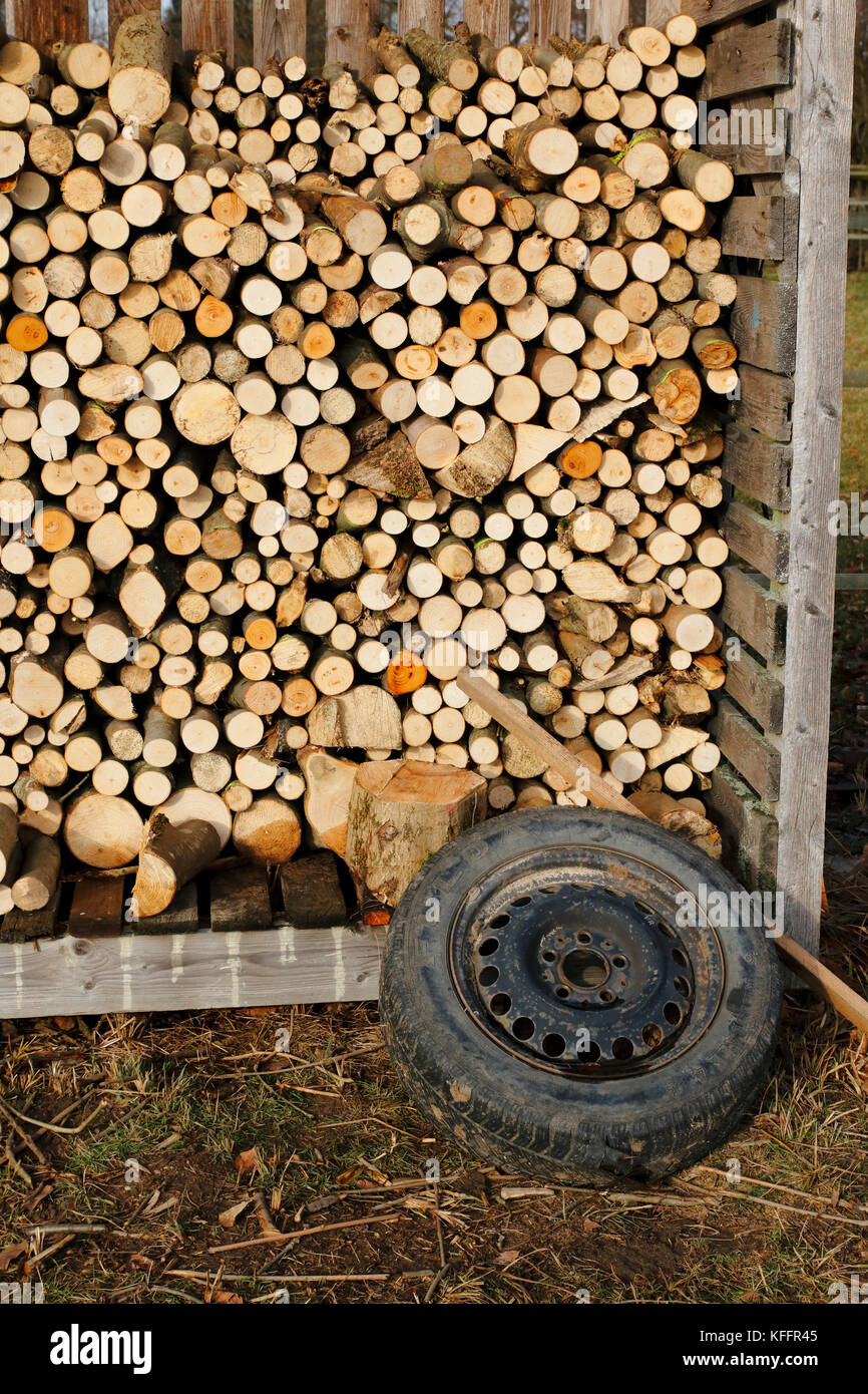 Holzstapel, aufgeschichtetes Holz fertig gesägt als Brennholz Stock Photo