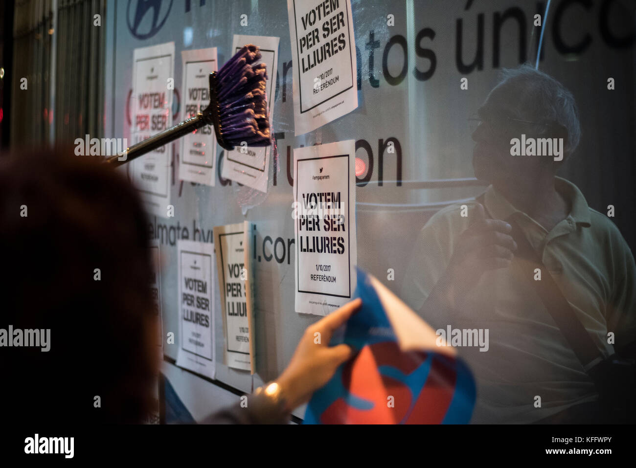 Supporters of the referendum stick posters on a bus. Credit: Alamy / Carles Desfilis Stock Photo