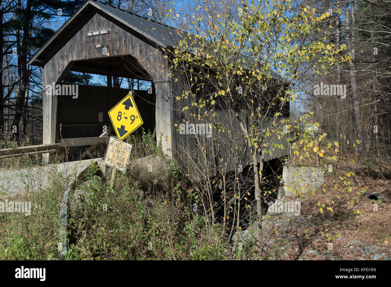 The Pine Brook Covered Bridge in Waitsfield, Vermont, USA Stock Photo