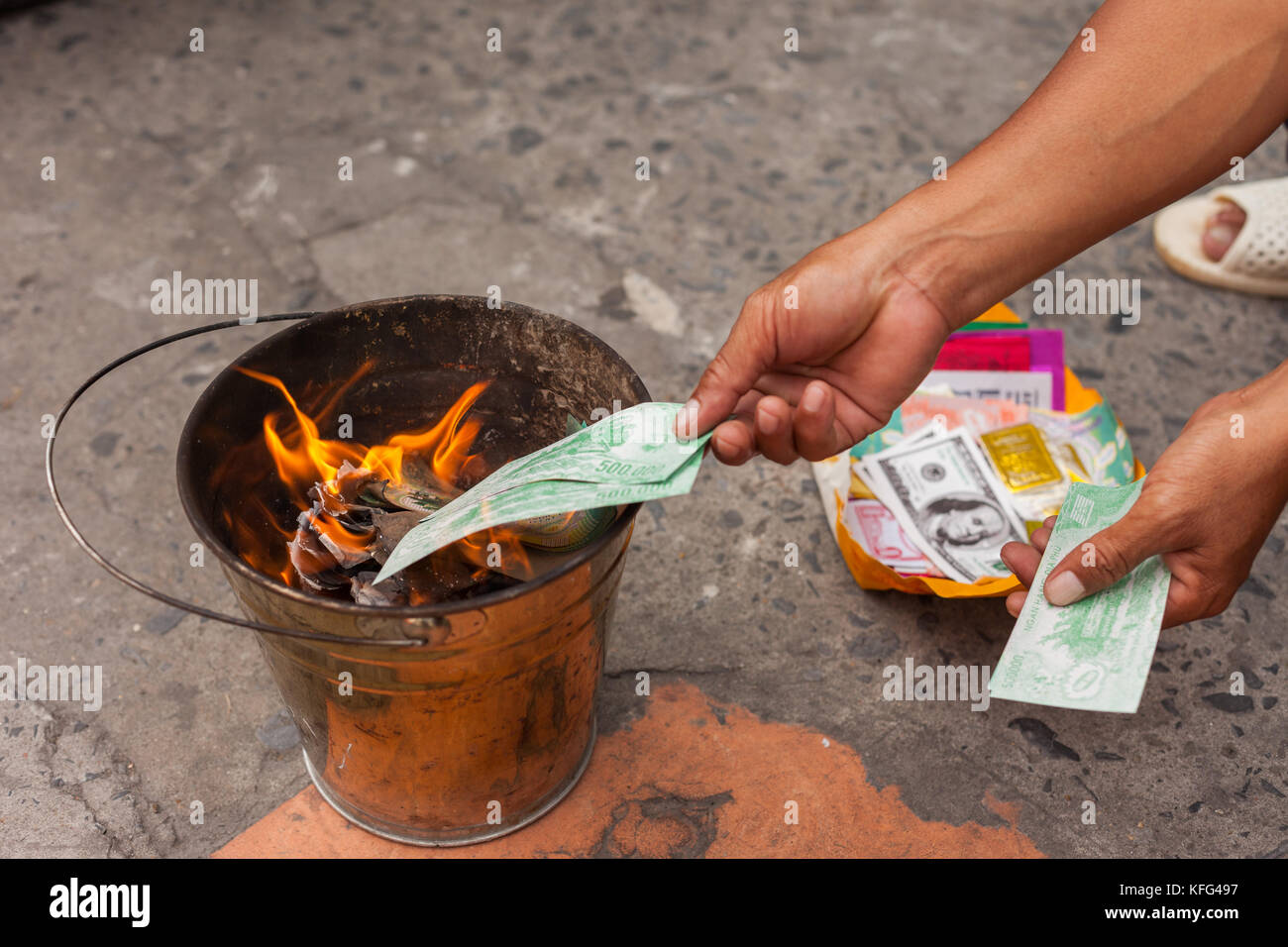 Votive paper burning hires stock photography and images Alamy