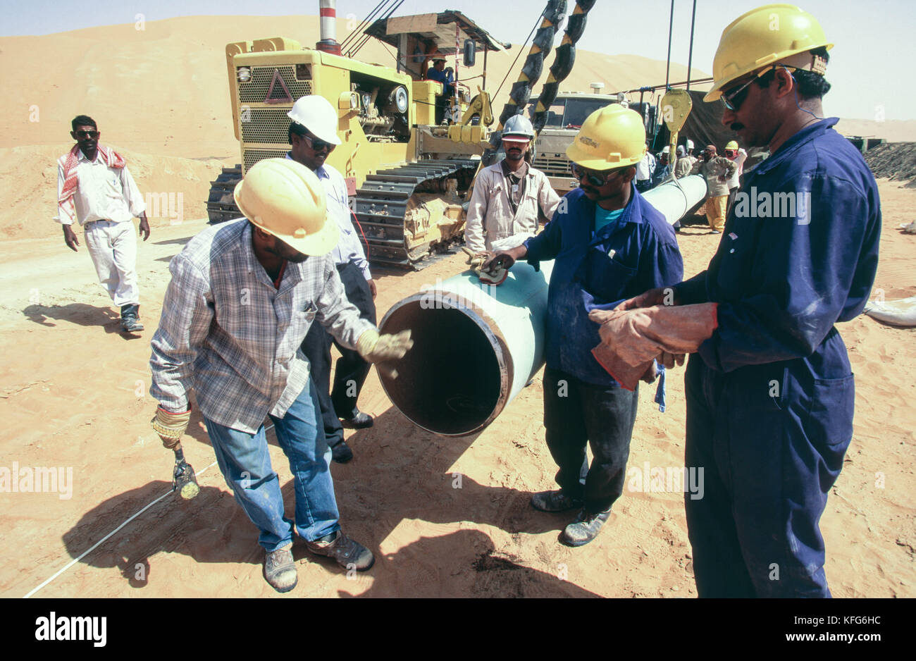 Contractors working in the extreme heat for Saudi Aramco lay pipeline
