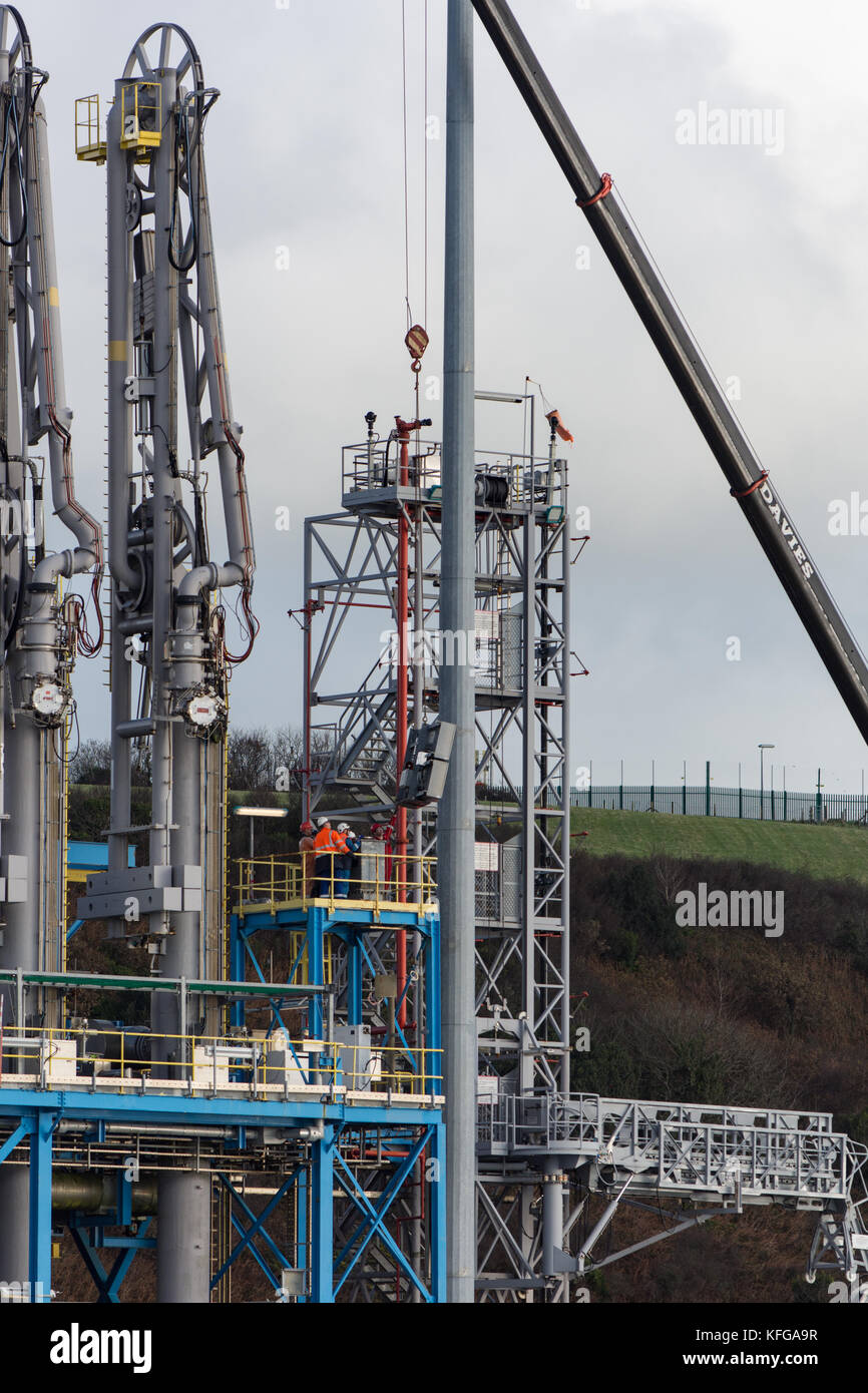 Men at work on Dragon LNG terminal, Milford Haven, Pembrokeshire Stock Photo