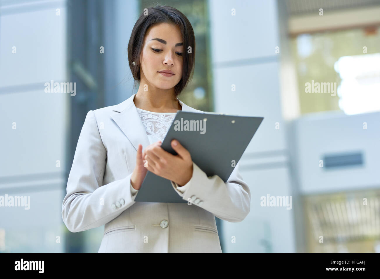 Beautiful asian businesswoman standing hi-res stock photography and ...