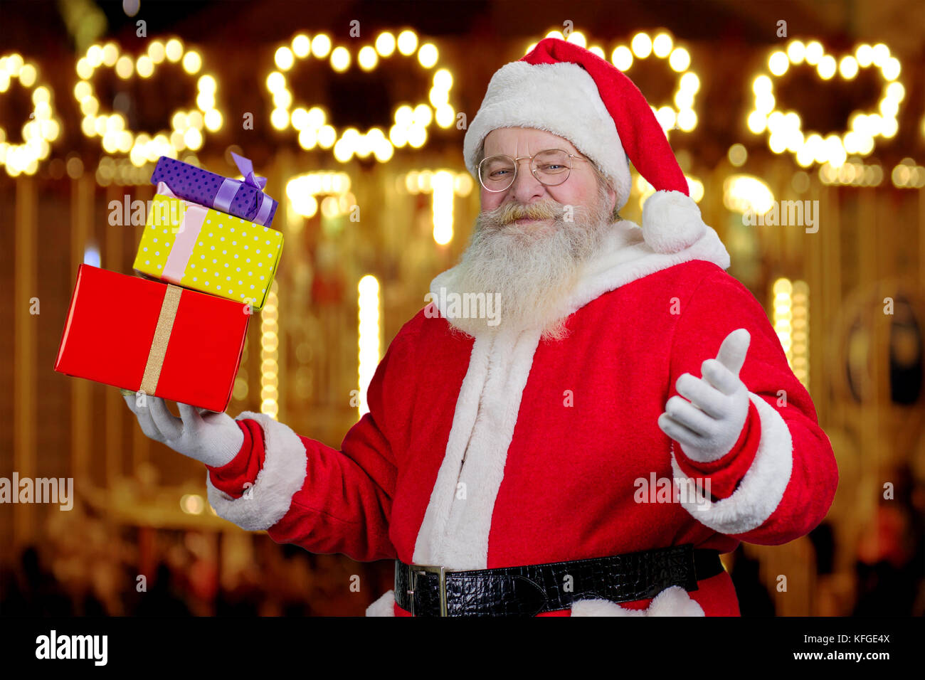 Authentic Santa Claus holding Christmas presents. Portrait of Santa ...