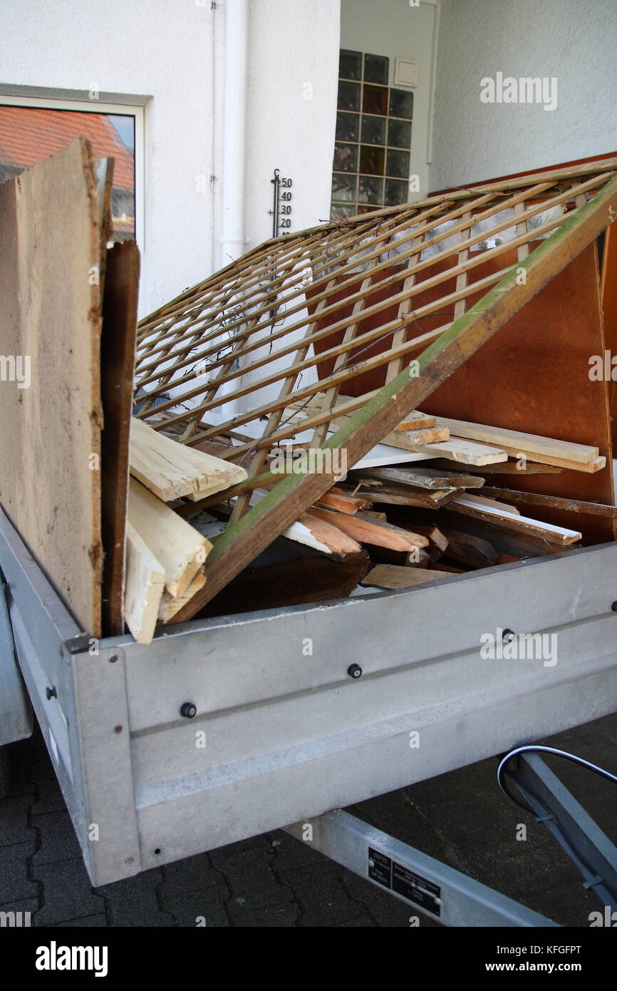 Sperrmüll, Sperrgut, an der Straße bereitgestellt für die Abhohlung Stock Photo