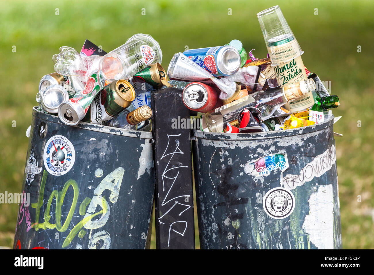 Overfull crowded garbage bin Stock Photo - Alamy