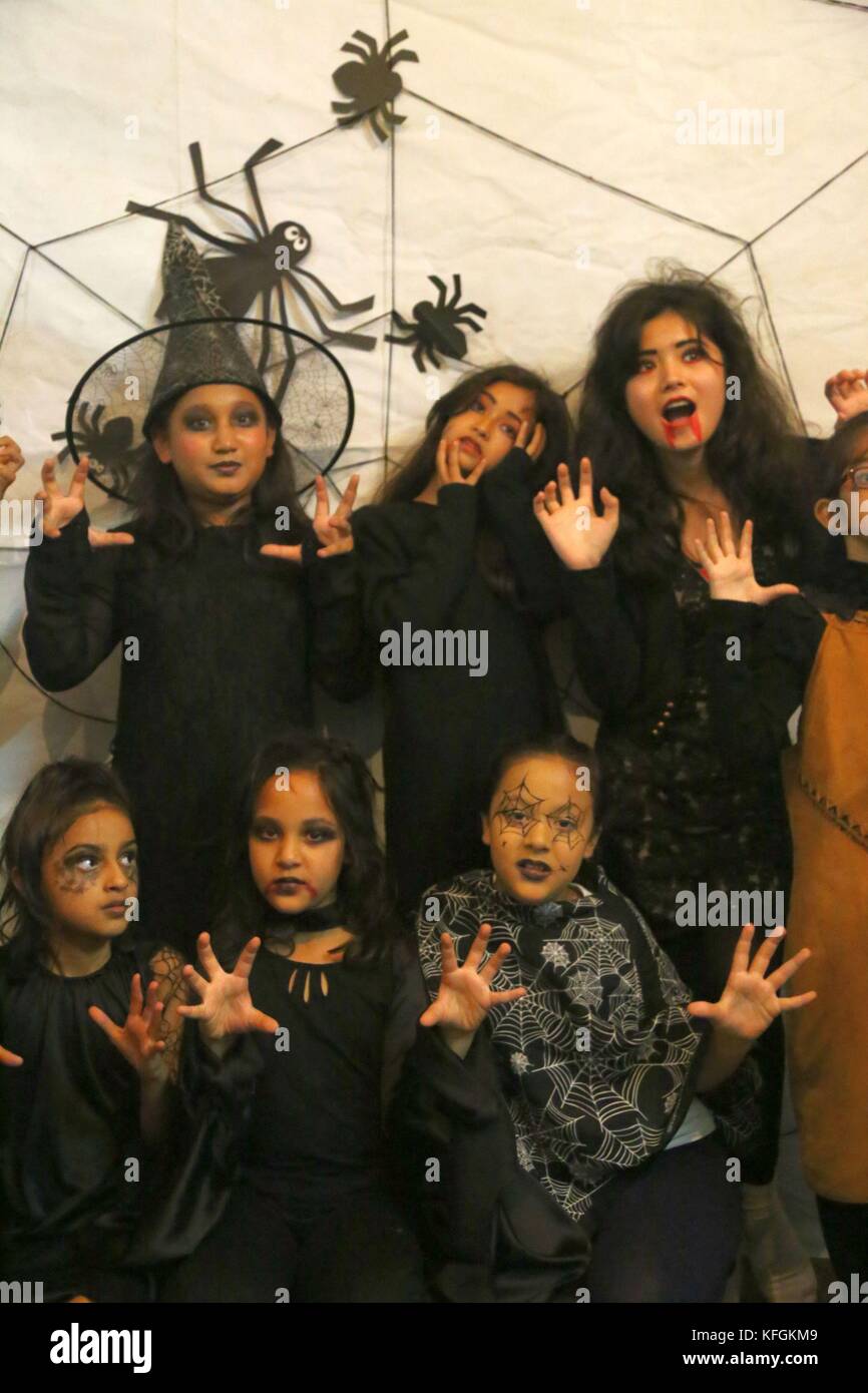 Kathmandu, Nepal. 28th Oct, 2017. Kids wearing costume as they