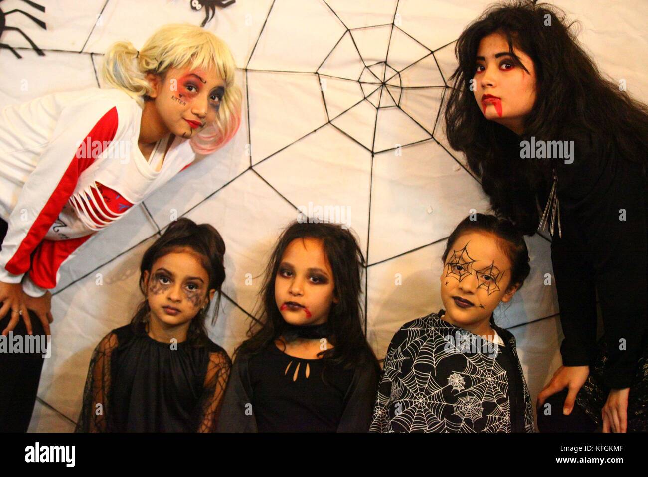 Kathmandu, Nepal. 28th Oct, 2017. Kids wearing costume as they