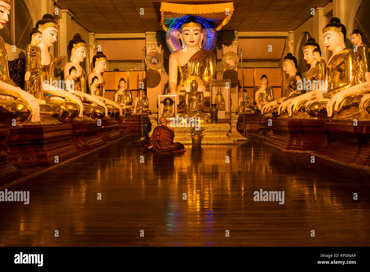 Myanmar buddhist monk praying hi-res stock photography and images - Alamy