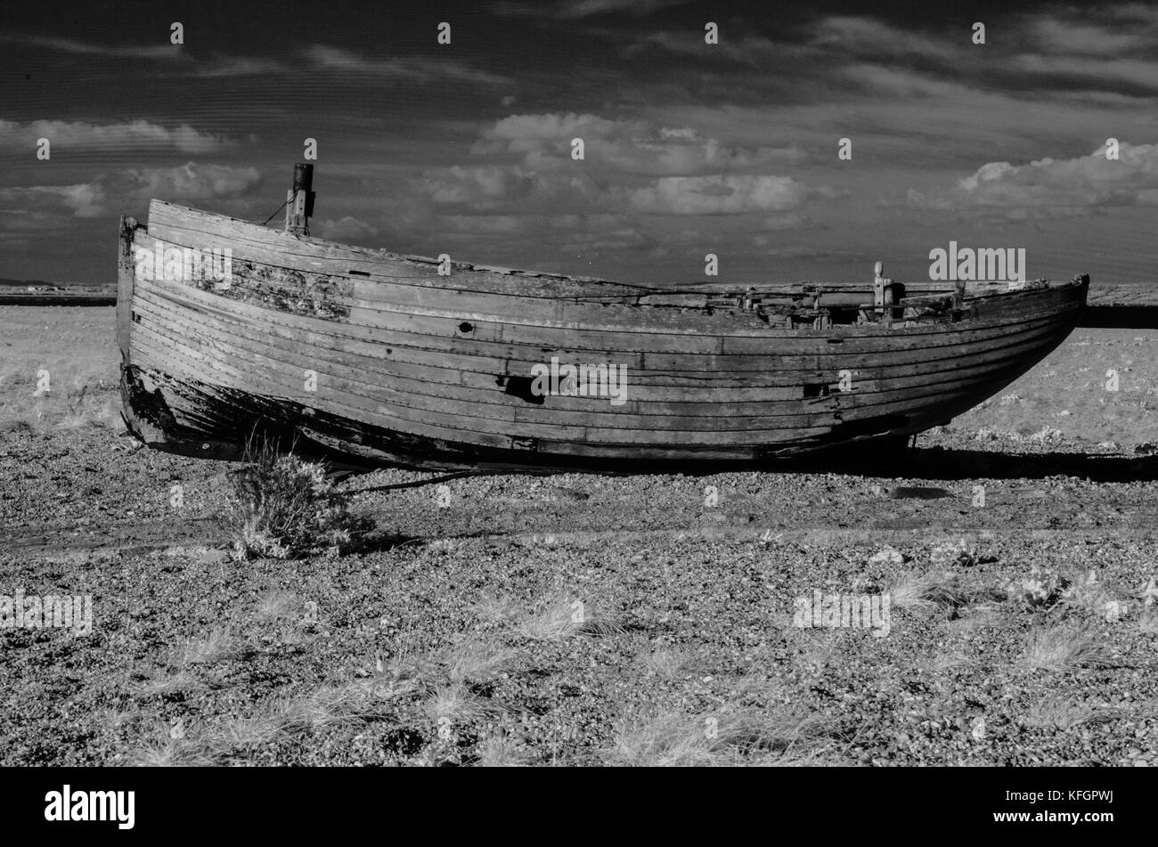 Derelict fishing boat Dungeness beach Stock Photo - Alamy