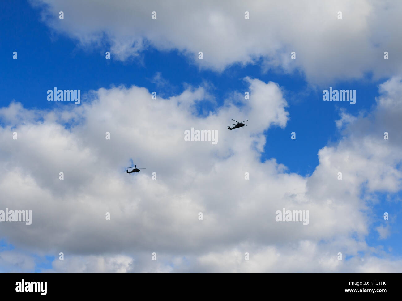 Apache helicopters in flight hi-res stock photography and images - Alamy