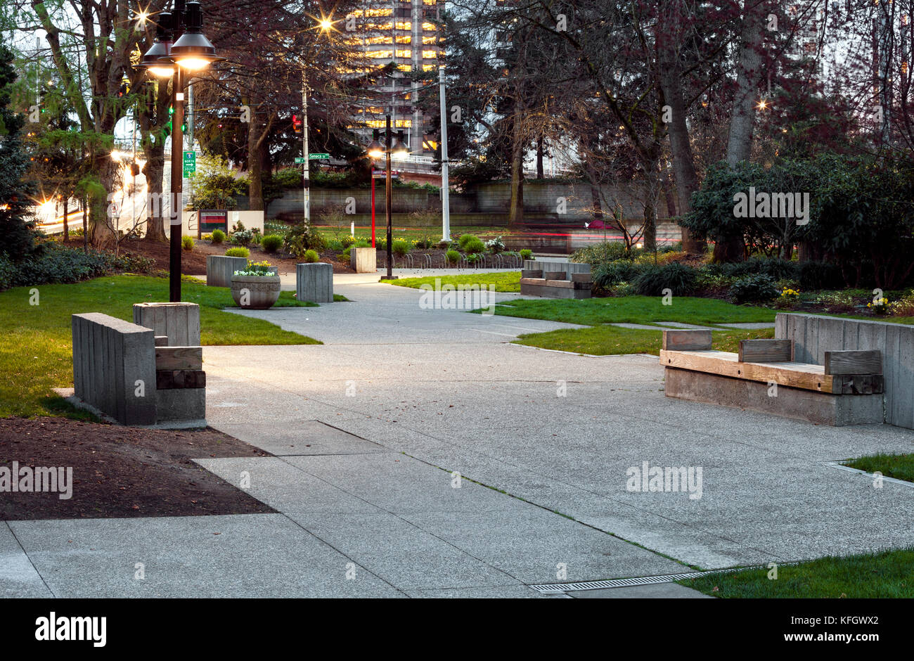 WA14029-00...WASHINGTON - Walkway in Jim Ellis Freeway Park, Seattle Stock Photo