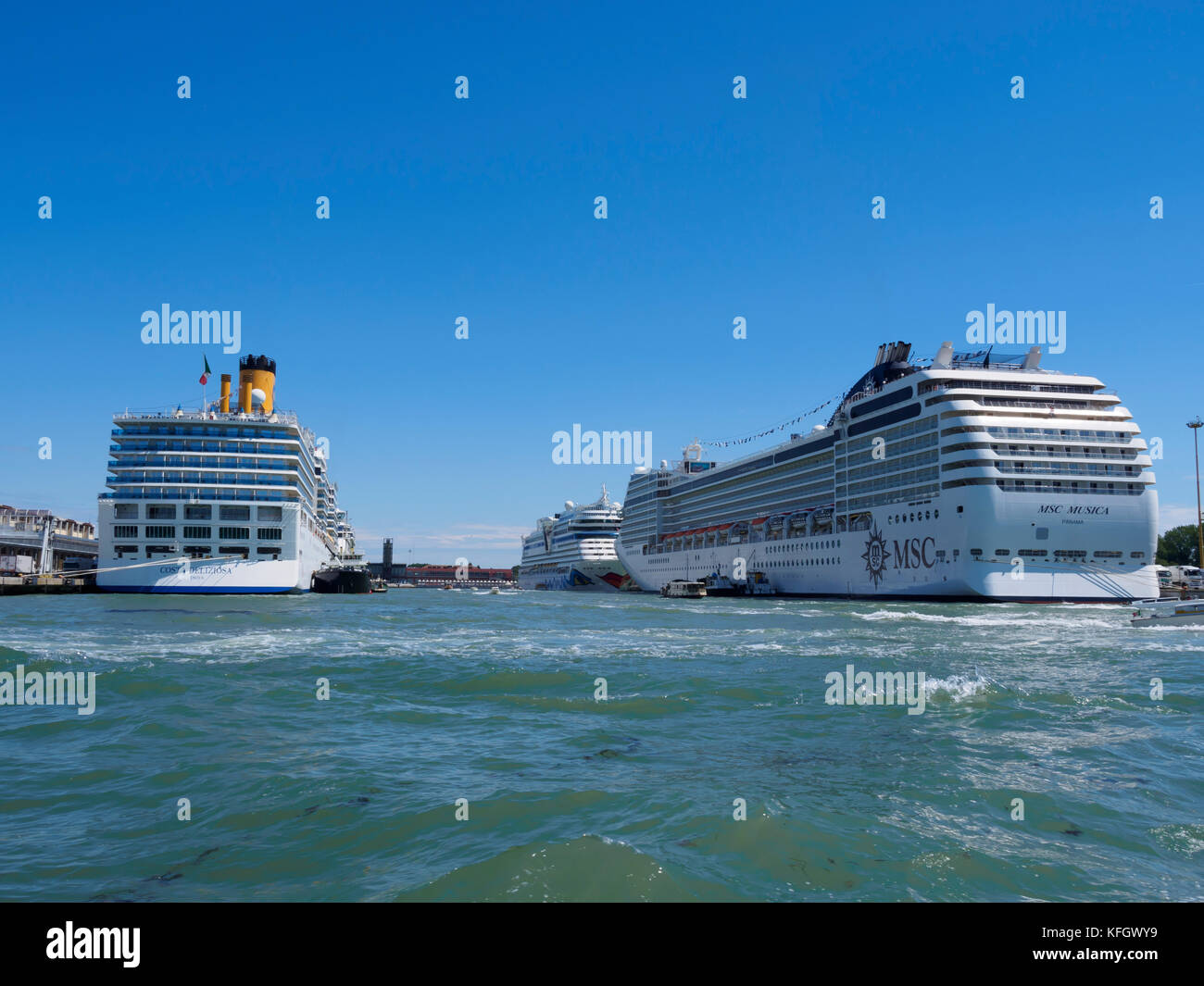 Ship docks hi-res stock photography and images - Alamy