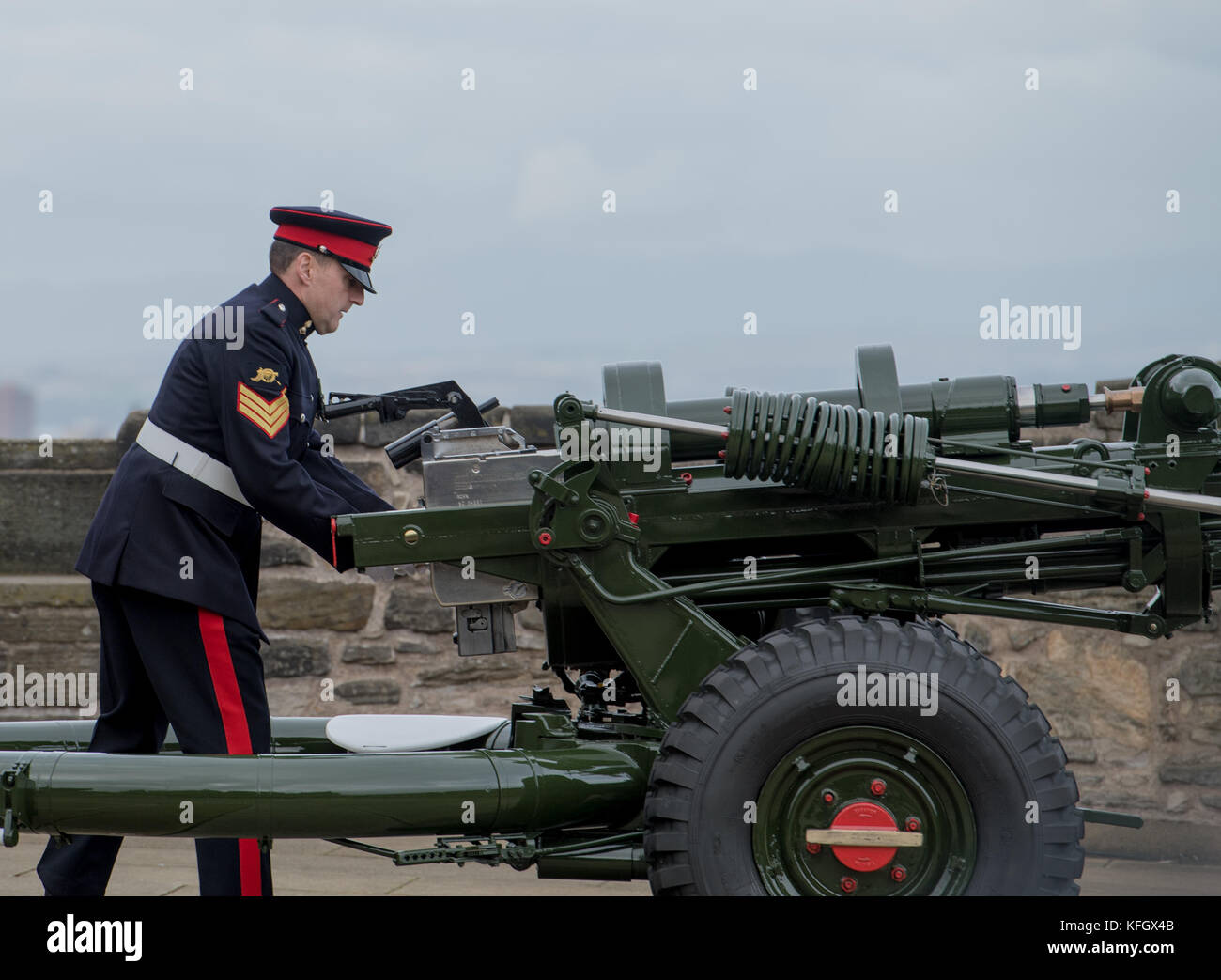 Edinburgh Castle, Edinburgh, Scotland: a Sargent prepares to fire the “one o’clock Gun”.  This gun is fired at one o’clock in the afternoon every day  Stock Photo