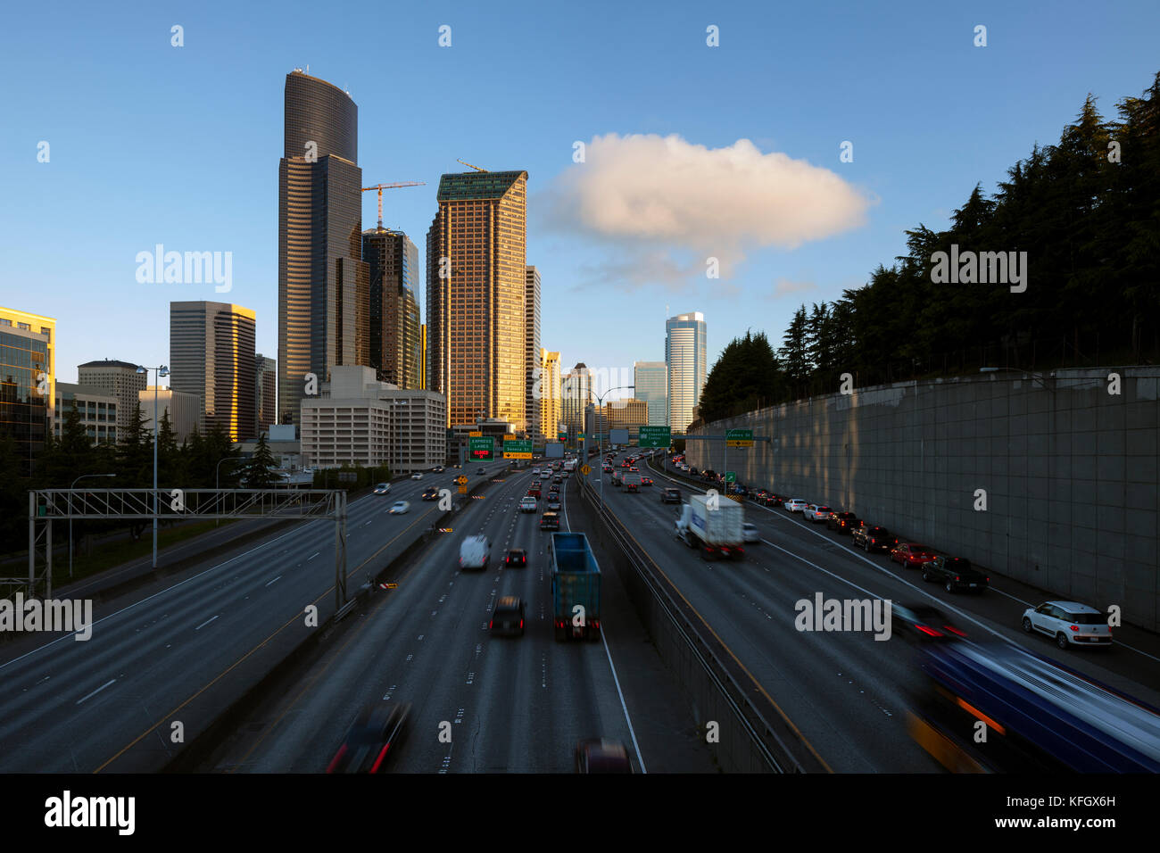 WA14068-00...WASHINGTON - Interstate 5 and the Seattle skyline viewed from the Yesler Way overpass at sunrise. Stock Photo