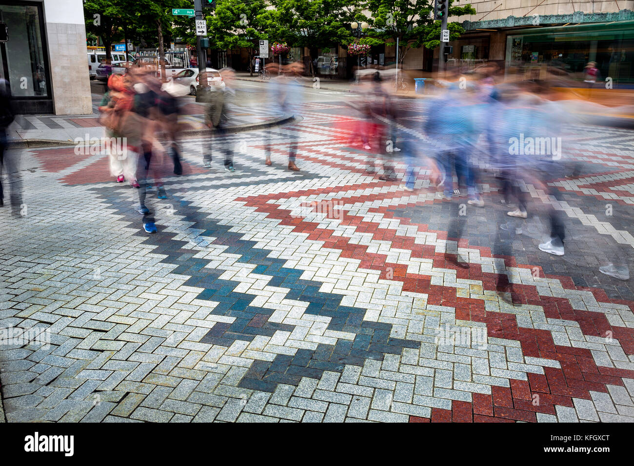 WA14085-00...WASHINGTON - People crossing 4th Ave at the Westlake Center in Seattle. Stock Photo