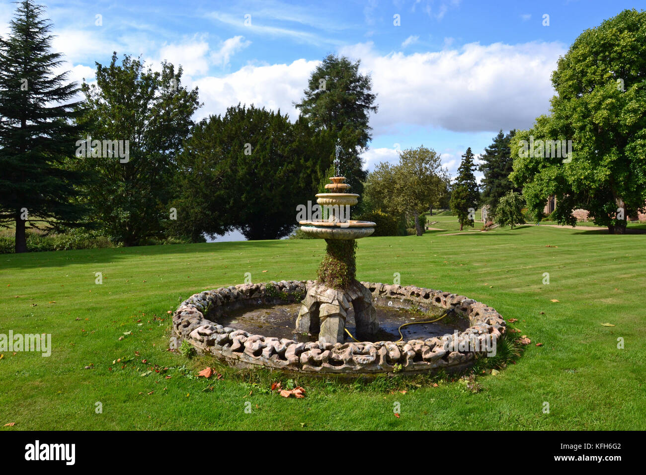 Water fountain in the formal garden at Stoneleigh Abbey, Stoneleigh, Warwickshire, UK Stock Photo