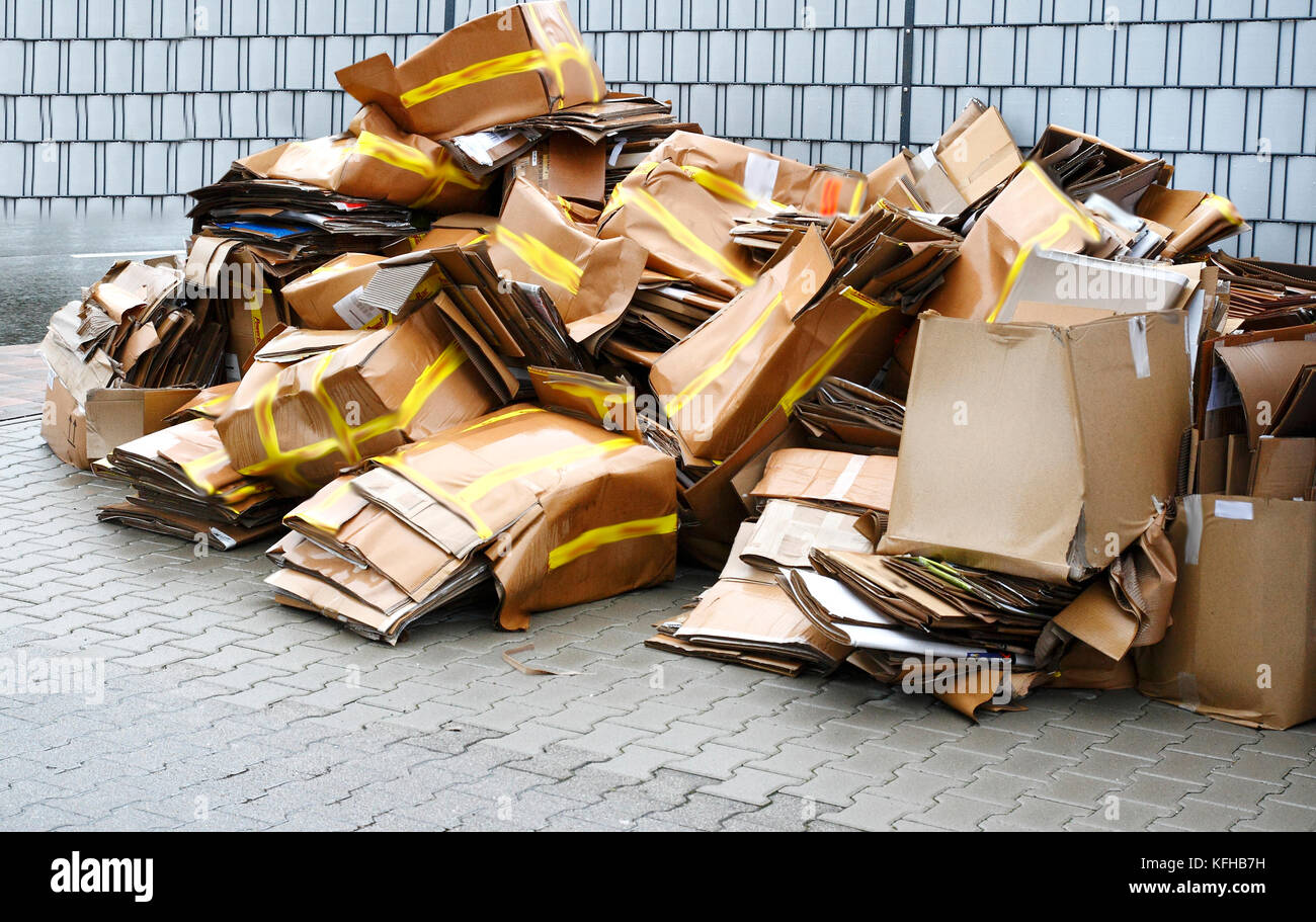 Altapier an der Straße bereitgestellt für die Altpapiersammlung Recycling Stock Photo