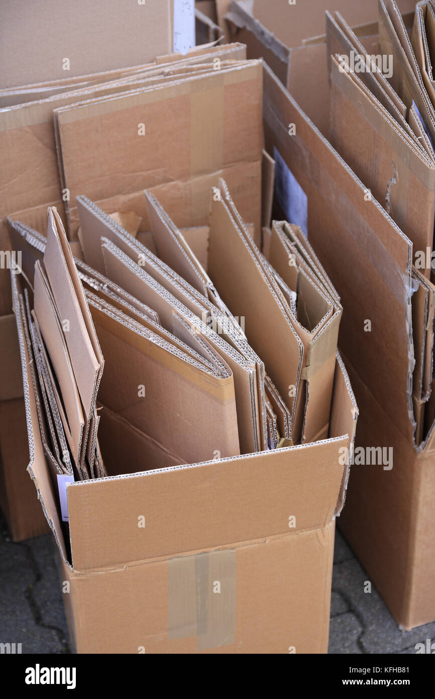 Altapier an der Straße bereitgestellt für die Altpapiersammlung Recycling Stock Photo