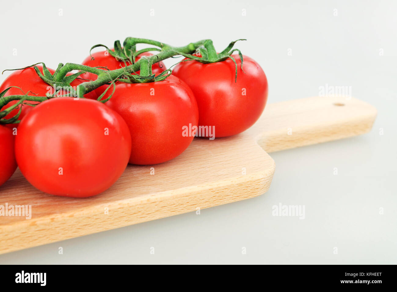 Tomatoes on a chopping board Stock Photo - Alamy
