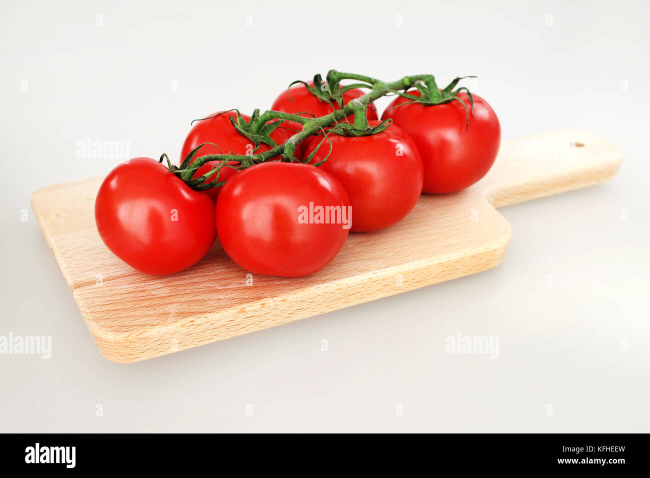Tomatoes on a chopping board Stock Photo - Alamy