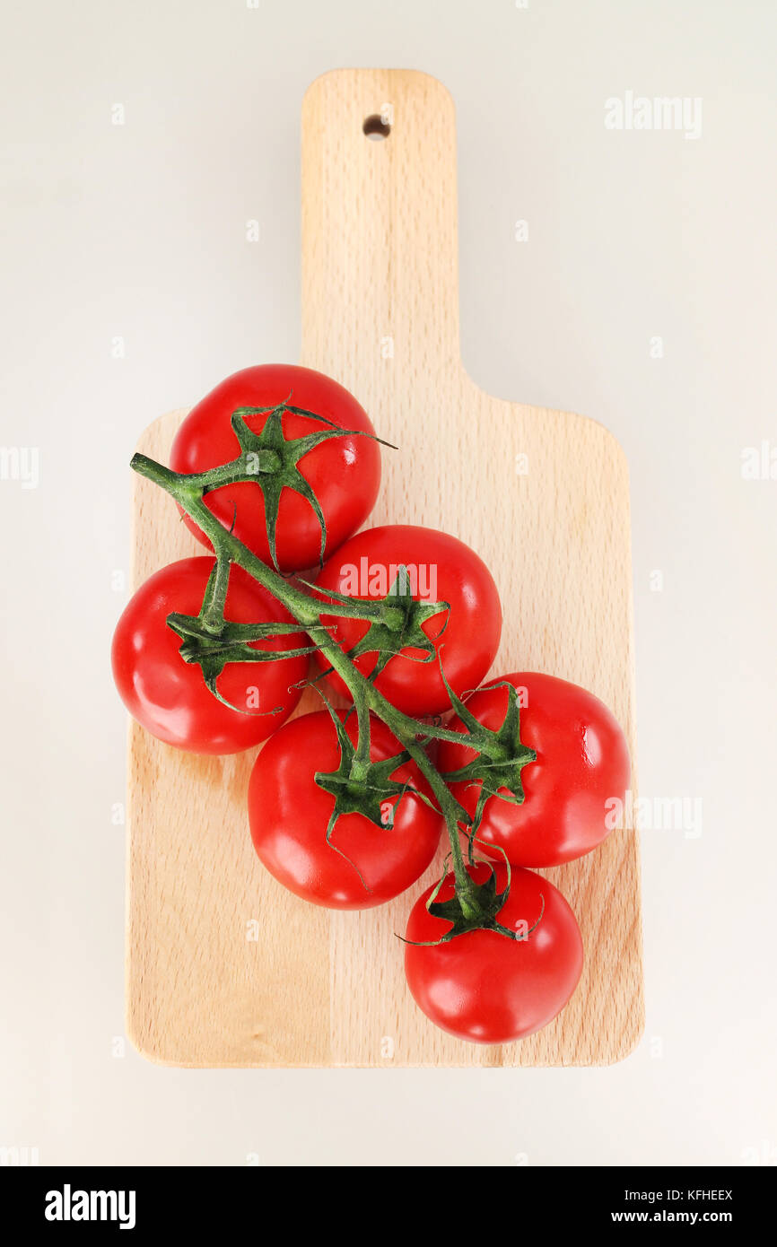 Tomatoes on a chopping board Stock Photo - Alamy