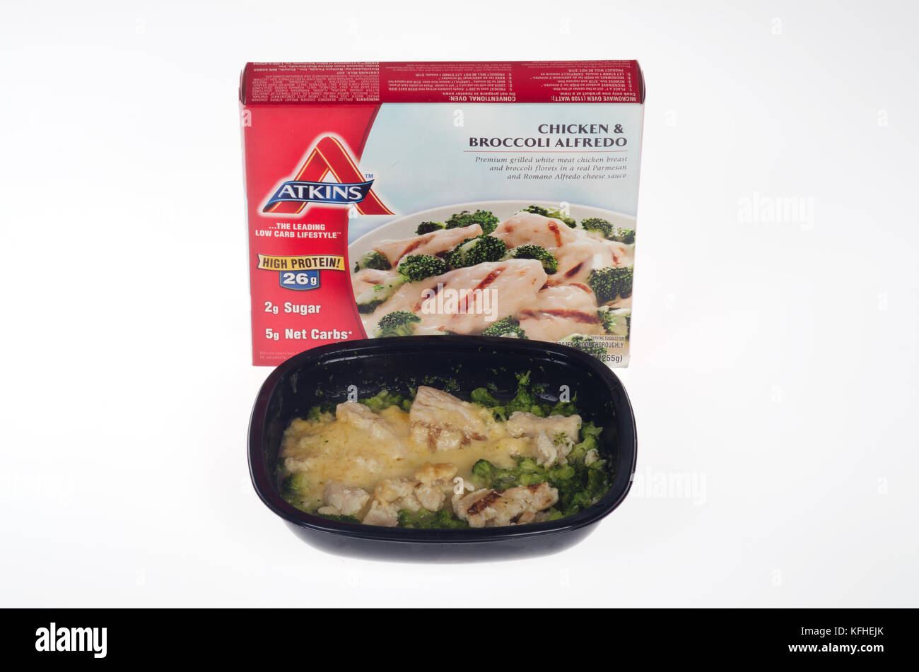 Microwaved Atkins Diet meal of chicken & broccoli alfredo with box and cooked  food tray Stock Photo