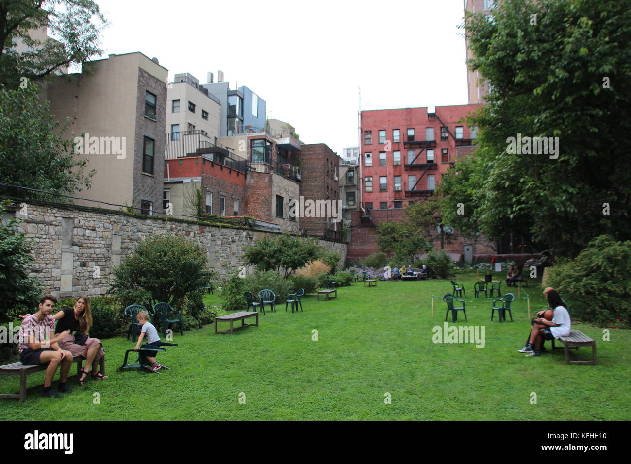 New York, USA. 14th Oct, 2017. Visitors to the 'New York Marble Cemetery', passing time in New York, US, 14 October 2017. Credit: Christina Horsten/dpa/Alamy Live News Stock Photo