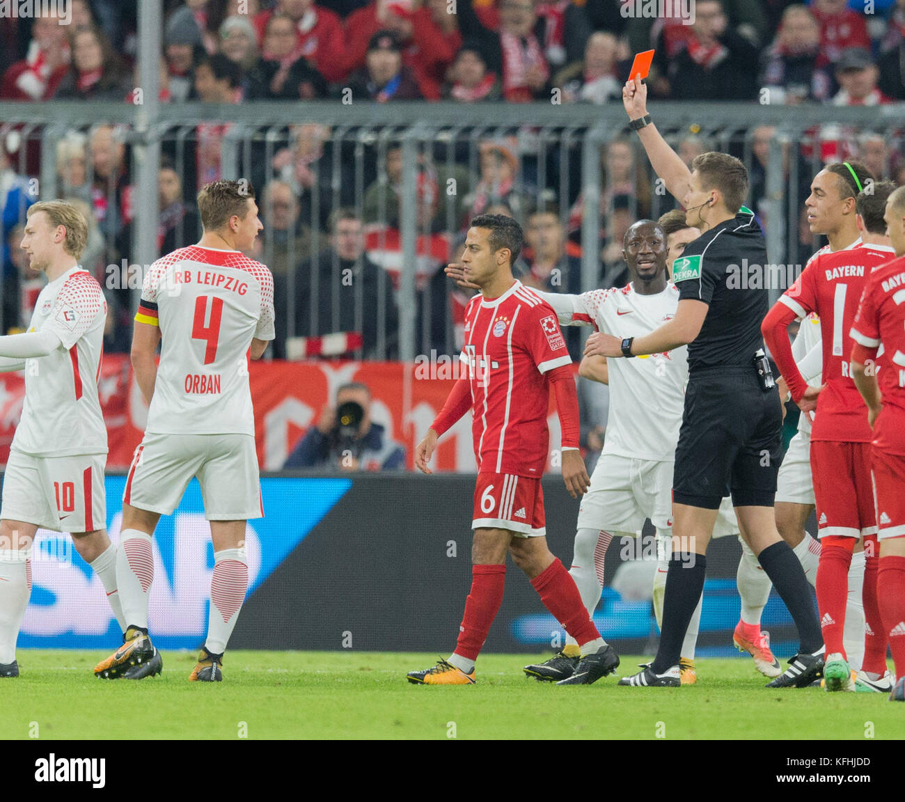 Muenchen, Deutschland. 28th Oct, 2017. referee Daniel SIEBERT gives Willi  Orban (RB Leipzig)/2vl. die Rote Karte. GES/ Fussball/ 1. Bundesliga: FC  Bayern Munich - RB Leipzig, 28.10.2017 Football/Soccer: 1st League: Bayern  Munich