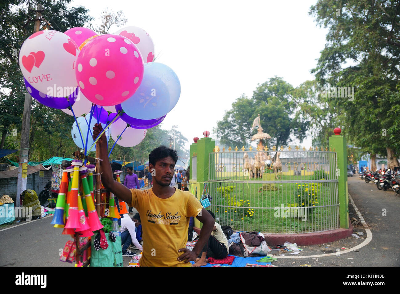Chaibasa, Jharkhand, India. 29th Oct, 2017. A trader is selling balloons at Gaushala fair. Chaibasa Gaushala celebrated its 117th historic annual Fair on 28th and 29th October 2017.Credit: MIHIR RANJAN/Alamy Live News. Stock Photo