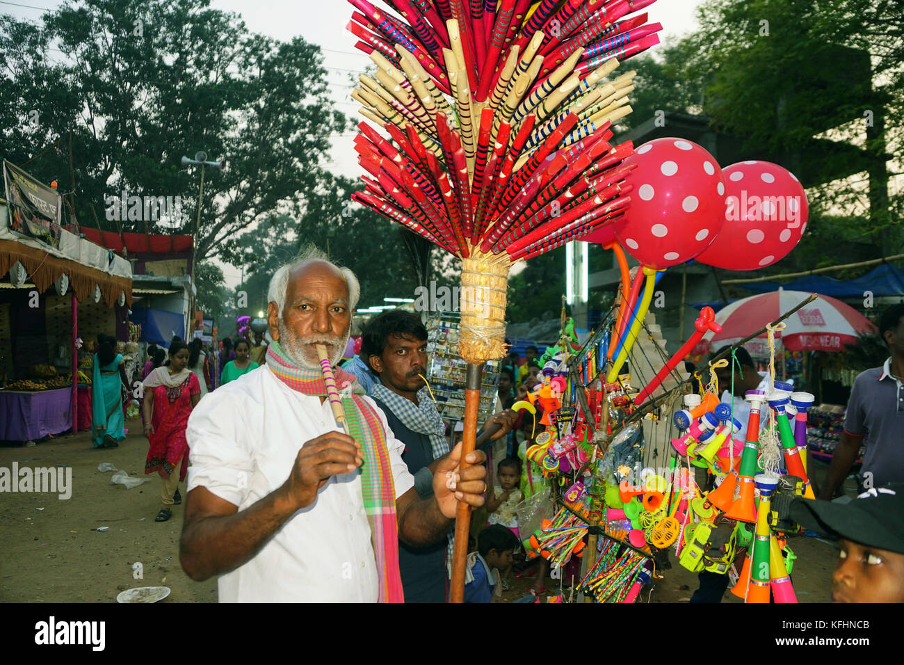 Chaibasa, Jharkhand, India. 29th Oct, 2017. A trader selling flutes at Gaushala fair. Chaibasa Gaushala celebrated its 117th historic annual Fair on 28th and 29th October 2017Credit: MIHIR RANJAN/Alamy Live News Stock Photo