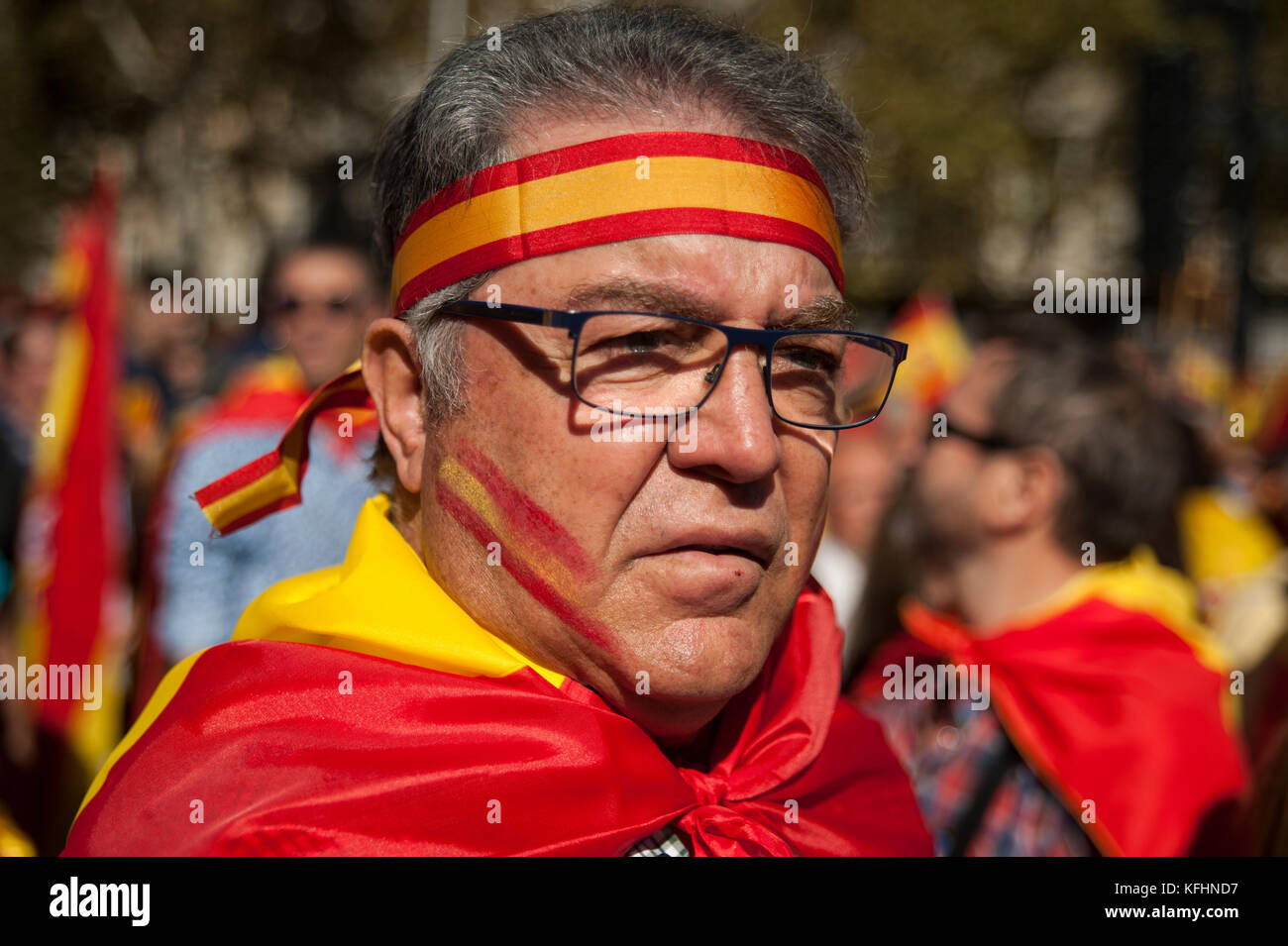 Barcelona, Spain. 29th Oct, 2017.  A nationalist full of Spanish flags listens to the attentive speech of 'Catalan Civil Society'. Credit: Charlie Perez/Alamy live News Stock Photo