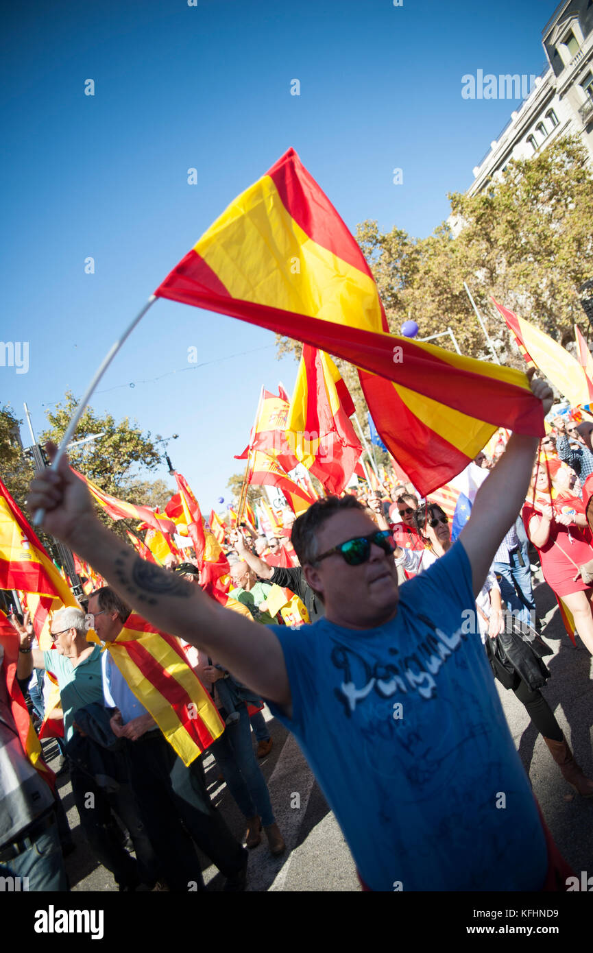 Barcelona, Spain. 29th Oct, 2017.  A man flies a Spanish flag while demonstrating against the declaration of independence in the center of Barcelona. Credit: Charlie Perez/Alamy live News Stock Photo