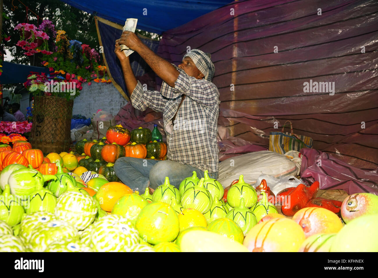 Chaibasa, Jharkhand, India. 29th Oct, 2017. A trader is counting money at Gaushala fair. Chaibasa Gaushala celebrated its 117th historic annual Fair on 28th and 29th October 2017. Credit: MIHIR RANJAN/Alamy Live News Stock Photo
