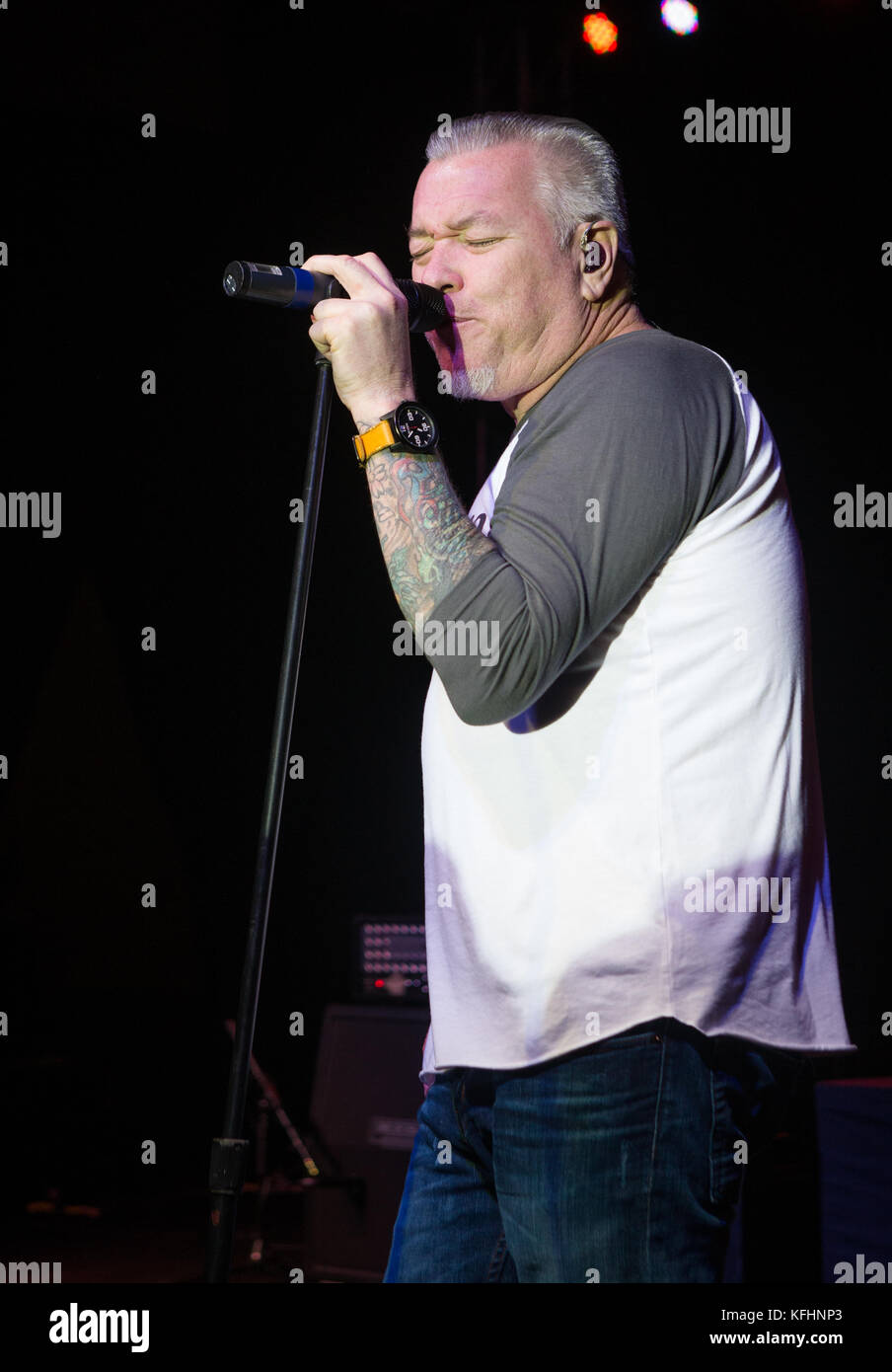 Hallendale Beach, FL, USA. 27th Oct, 2017. Smash Mouth performs at the Westin Diplomat Beach Resort in Hallendale Beach, Florida. October 27, 2017. Credit: Mpi140/Media Punch/Alamy Live News Stock Photo