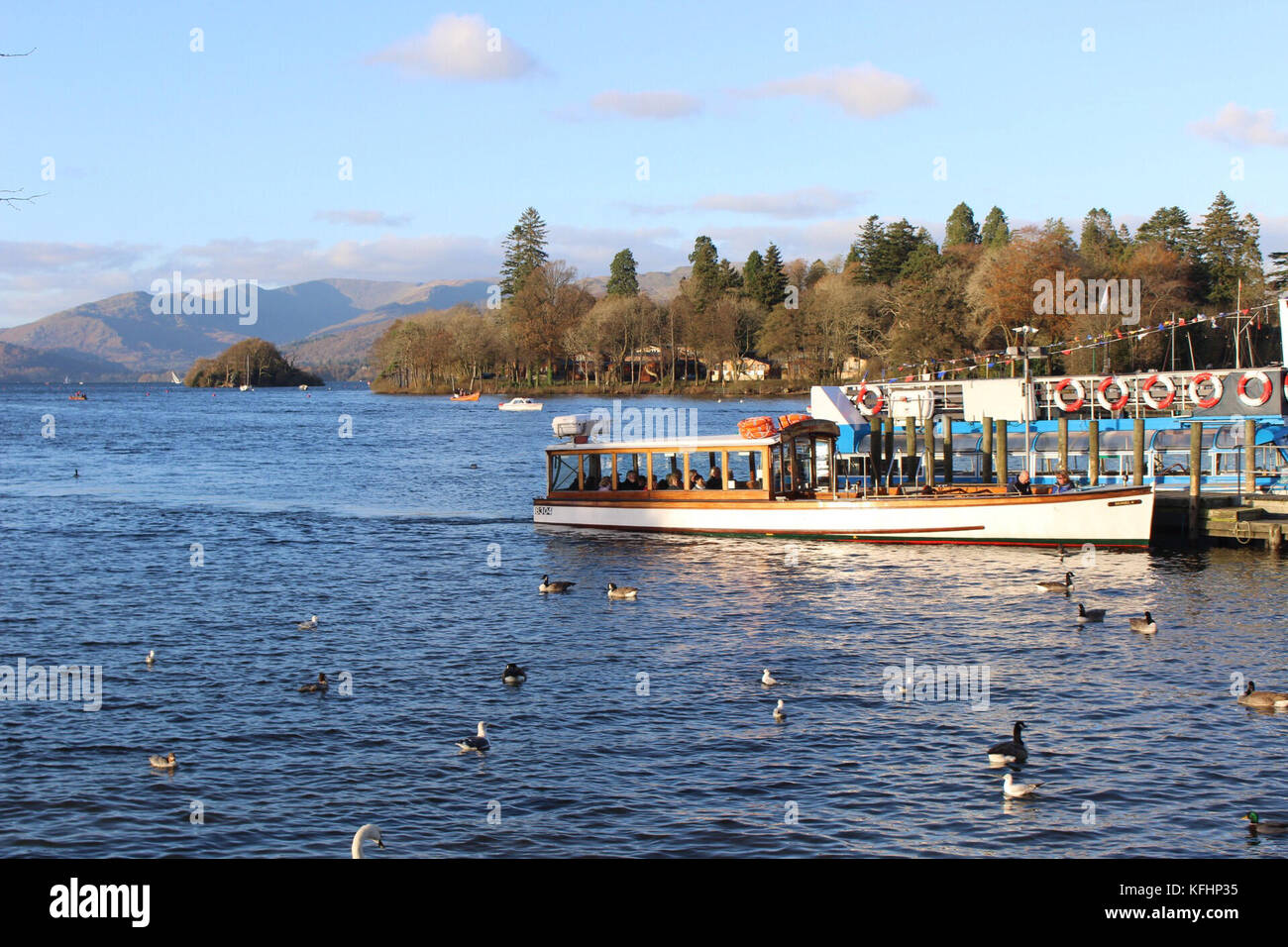 Bowness on Windermere, Cumbria, UK. 29th Oct, 2017. UK Weather. A cold but bright afternoon on Lake Windermere this afternoon Credit: David Billinge/Alamy Live News Stock Photo