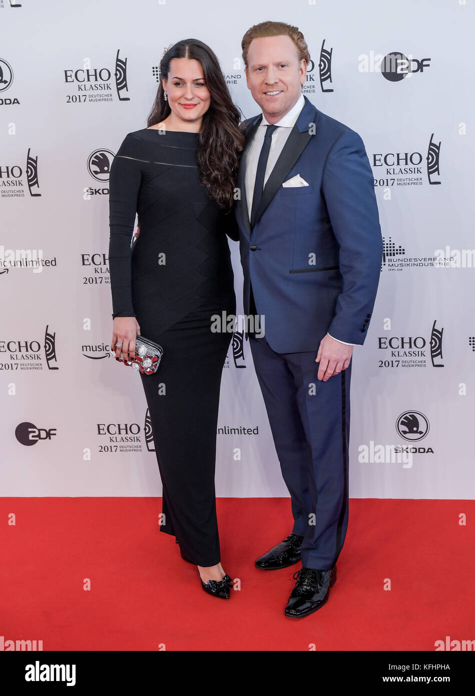 Hamburg, Germany. 29th Oct, 2017. Violonist Daniel Hope and his wife  Sylvana arrive at the red carpet of the Echo-Klassik classical music  award ceremony in Hamburg, Germany, 29 October 2017. Credit: Axel