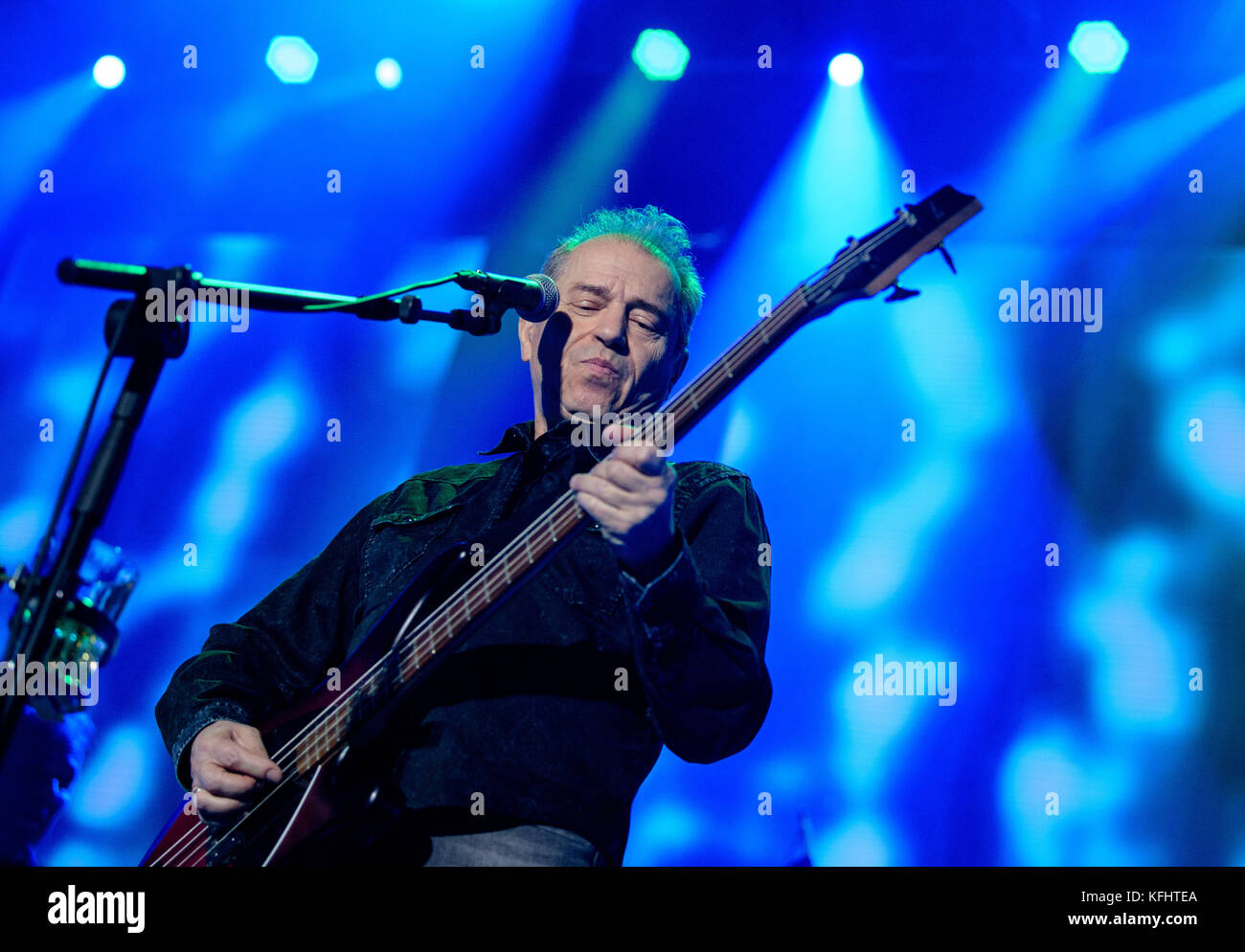 Munich, Germany. 29th Oct, 2017. Singer and bass player Guenther Sigl performs in the course of the anniversary concert of the Spider Murphy Gang in the Olympiahalle in Munich, Germany, 29 October 2017. The Spider Murphy Gang celebrates its 40th stage anniversary with the concert. Credit: Matthias Balk/dpa/Alamy Live News Stock Photo