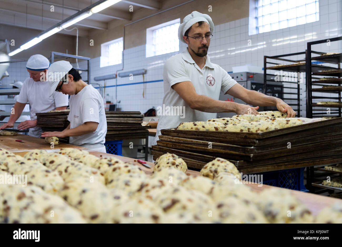 Dresden, Germany. 27th Sep, 2017. Employees produce fresh meat loafs (Dresden Christ Stollen) at the Dresden Bakery ('Dresdner Backhaus') in Dresden, Germany, 27 September 2017. The Dresden Christ Stollen meat loaf is produced by around 130 bakeries and confectionaries in and around Dresden, following traditional recipes. Only meat loafs that fulfill the requirements of the Stollen Protetion Association ('Stollenschutzverband') are allowed to carry the sign of the originality of the stollen. Credit: Monika Skolimowska/dpa-Zentralbild/ZB/dpa/Alamy Live News Stock Photo