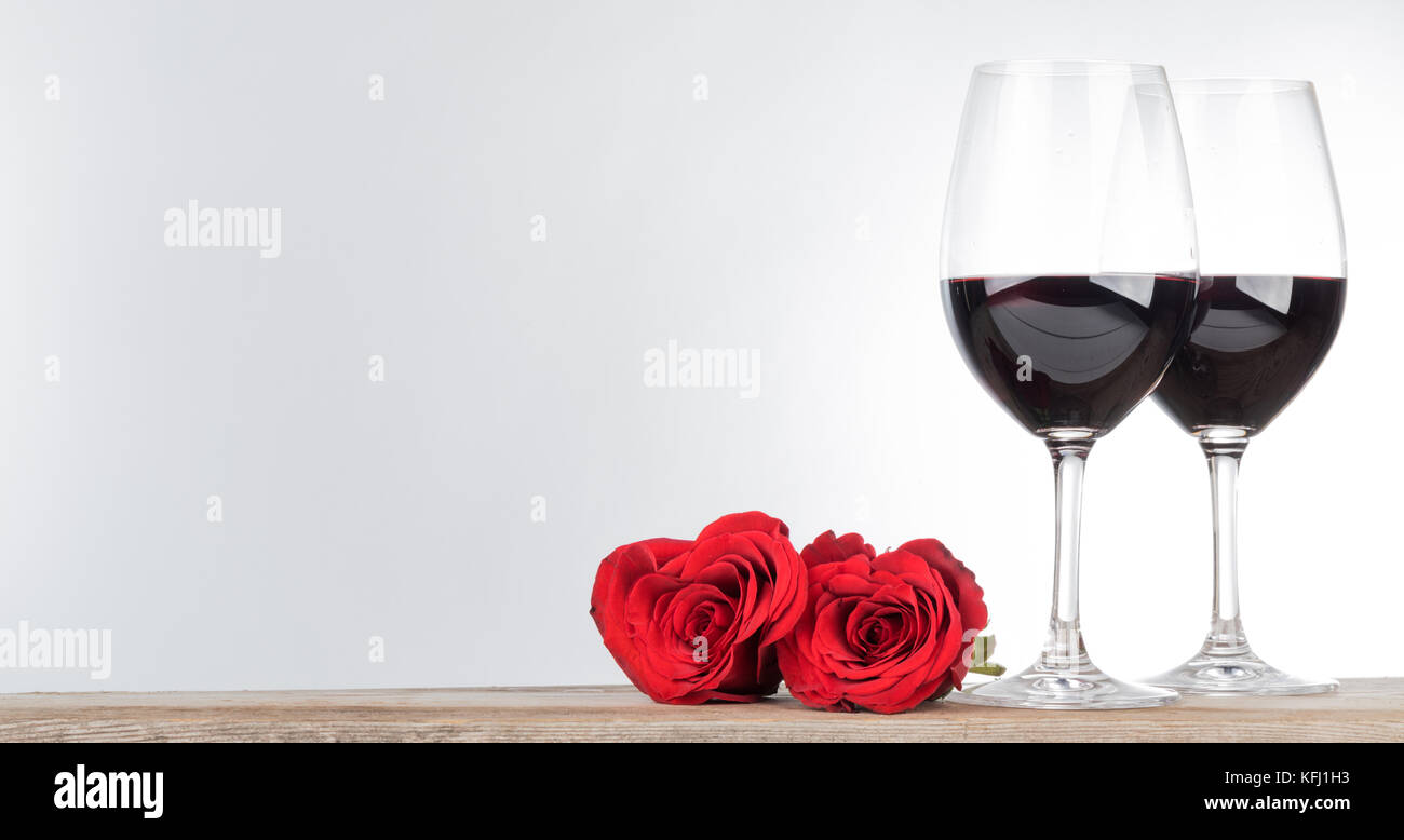 Two glasses of red wine and heart shaped roses, Valentine day Stock ...