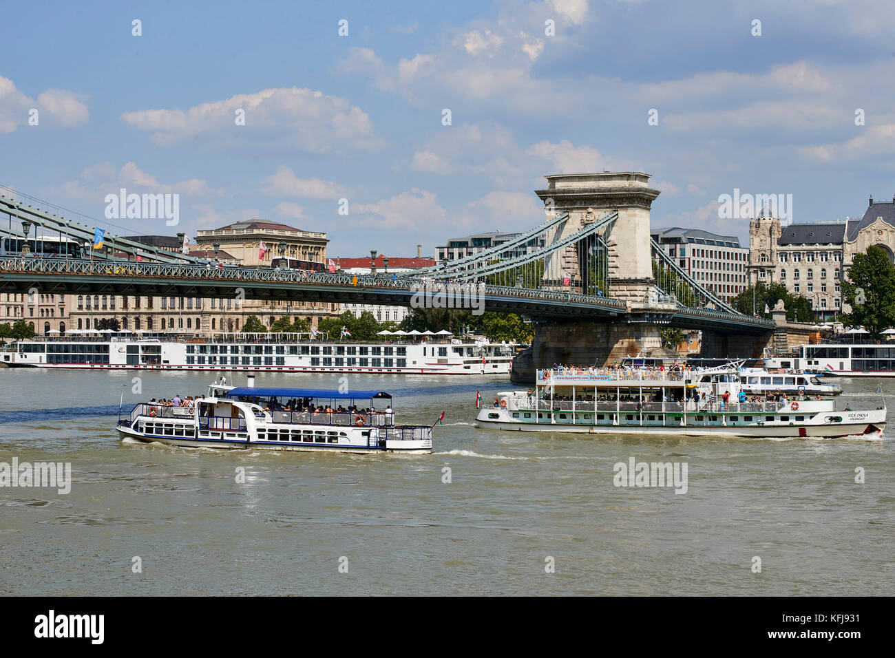 Chain link bridge Széchanyi Lánchid over the Danube, Budapest - with cuise ships on the river (Ven Duna Ex Gulacs, Hableani) Stock Photo