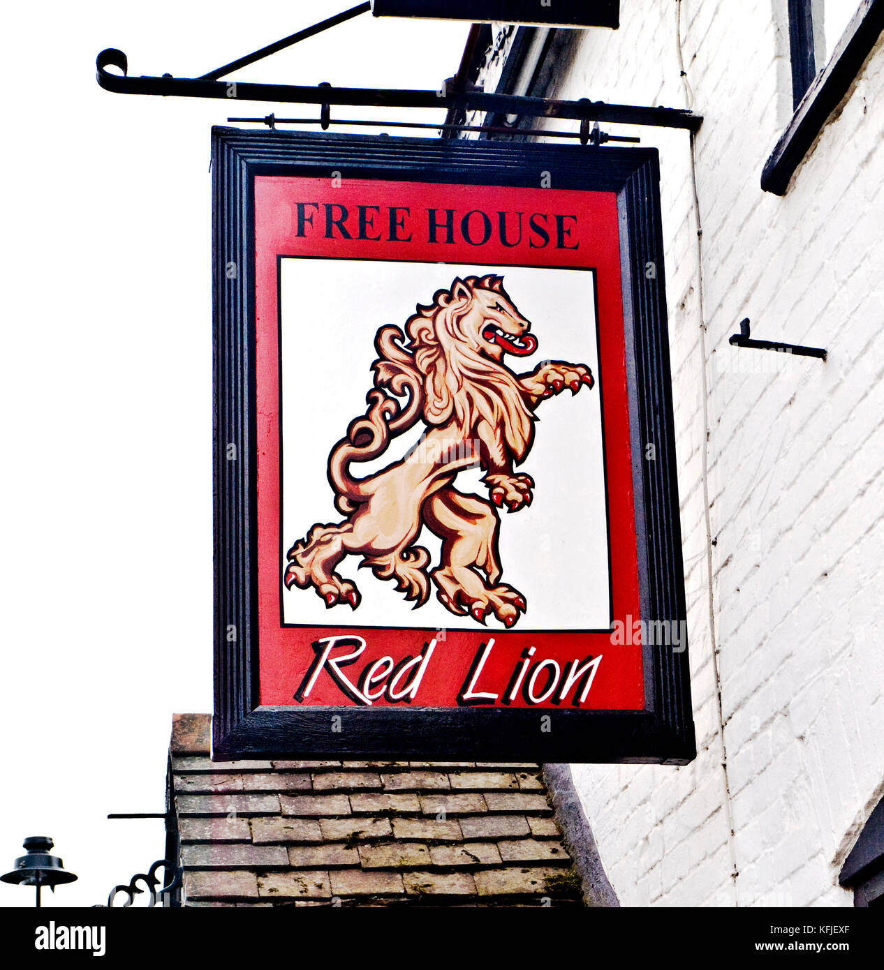 England: Red Lion inn sign, Pembridge, Herefordshire Stock Photo