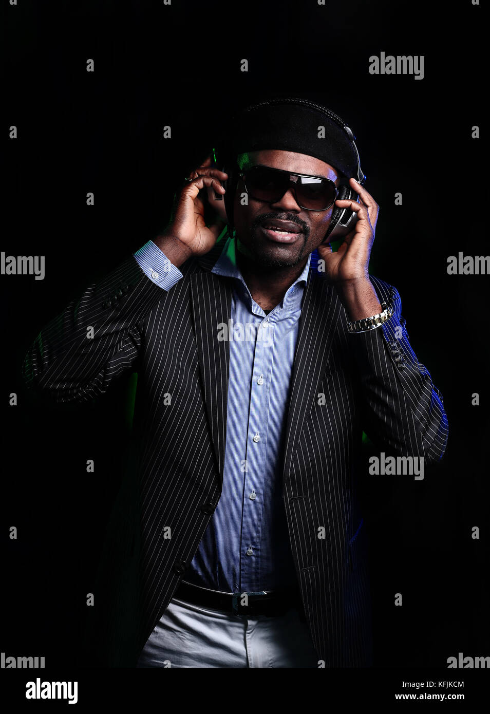 mature black men listen to music Stock Photo - Alamy