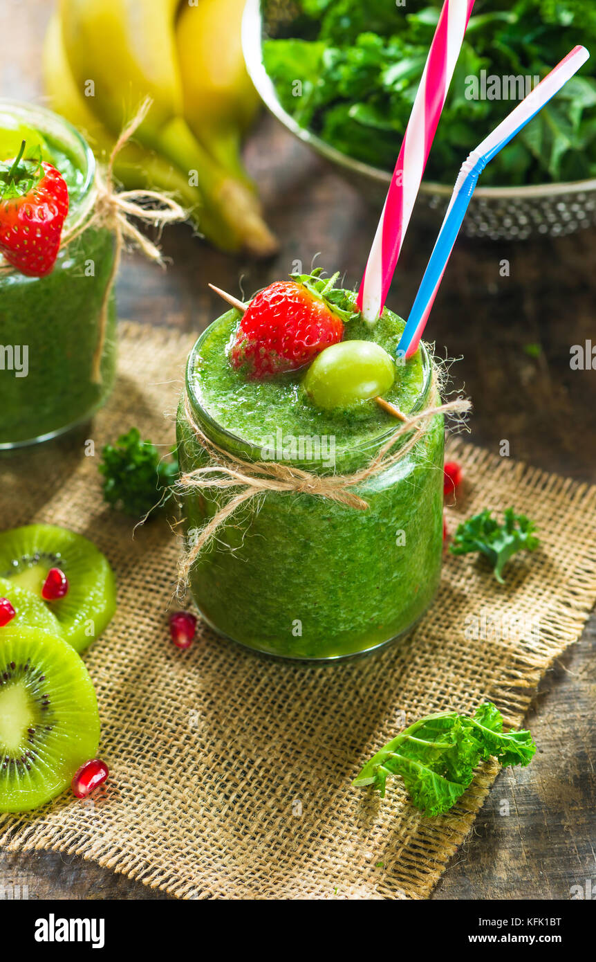 Healthy green kale, grapes, kiwi and banana smoothie Stock Photo Alamy
