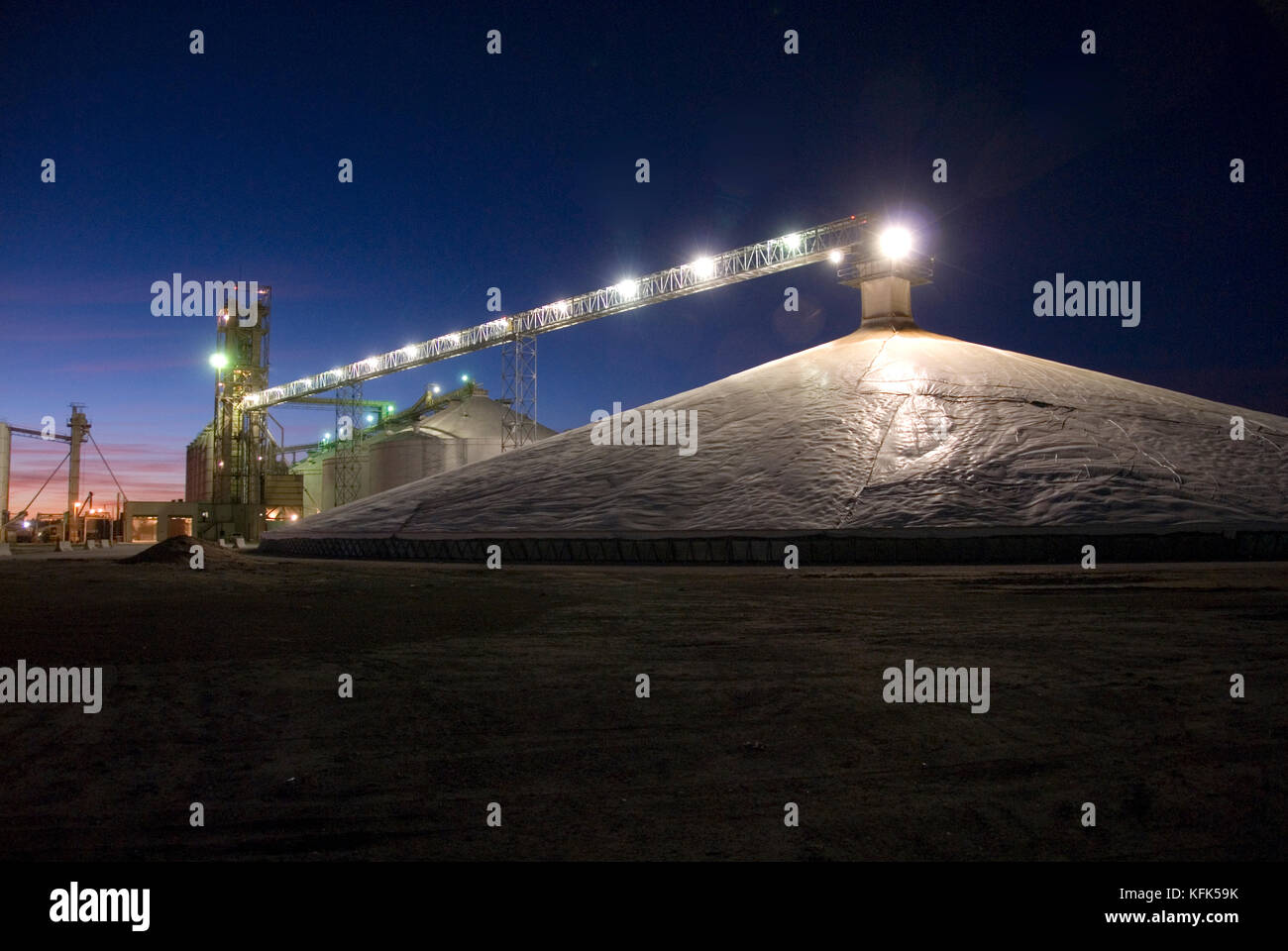 A NIGHT VIEW OF A NEW TYPE OF TEMPORARY GRAIN ELEVATOR MADE OF PLASTIC TARPS HOLDS 2 MILLION BUSHELS OF CORN Stock Photo