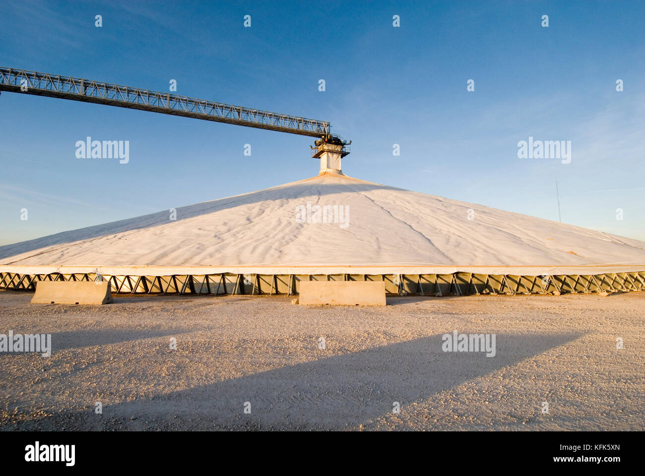A VIEW OF A NEW TYPE OF TEMPORARY GRAIN ELEVATOR MADE OF PLASTIC TARPS HOLDS 2 MILLION BUSHELS OF CORN Stock Photo