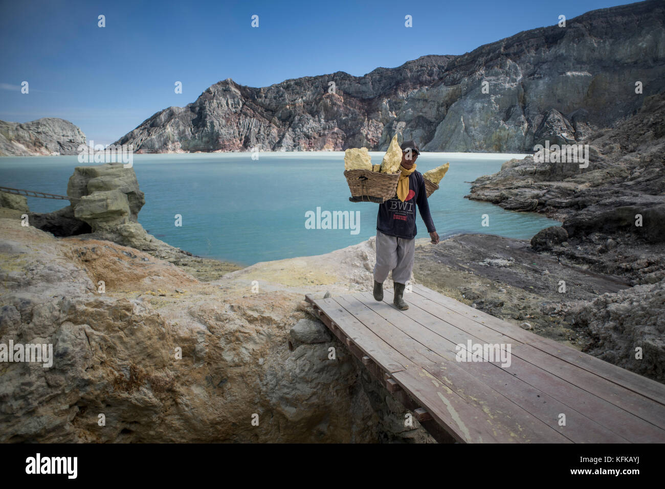 Sulfur miner working at the crater of the Kawah Ijen Volcano, East Java ...