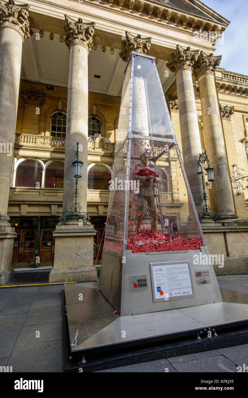 Theatre Royal and The 'Centenary Soldier' Stock Photo