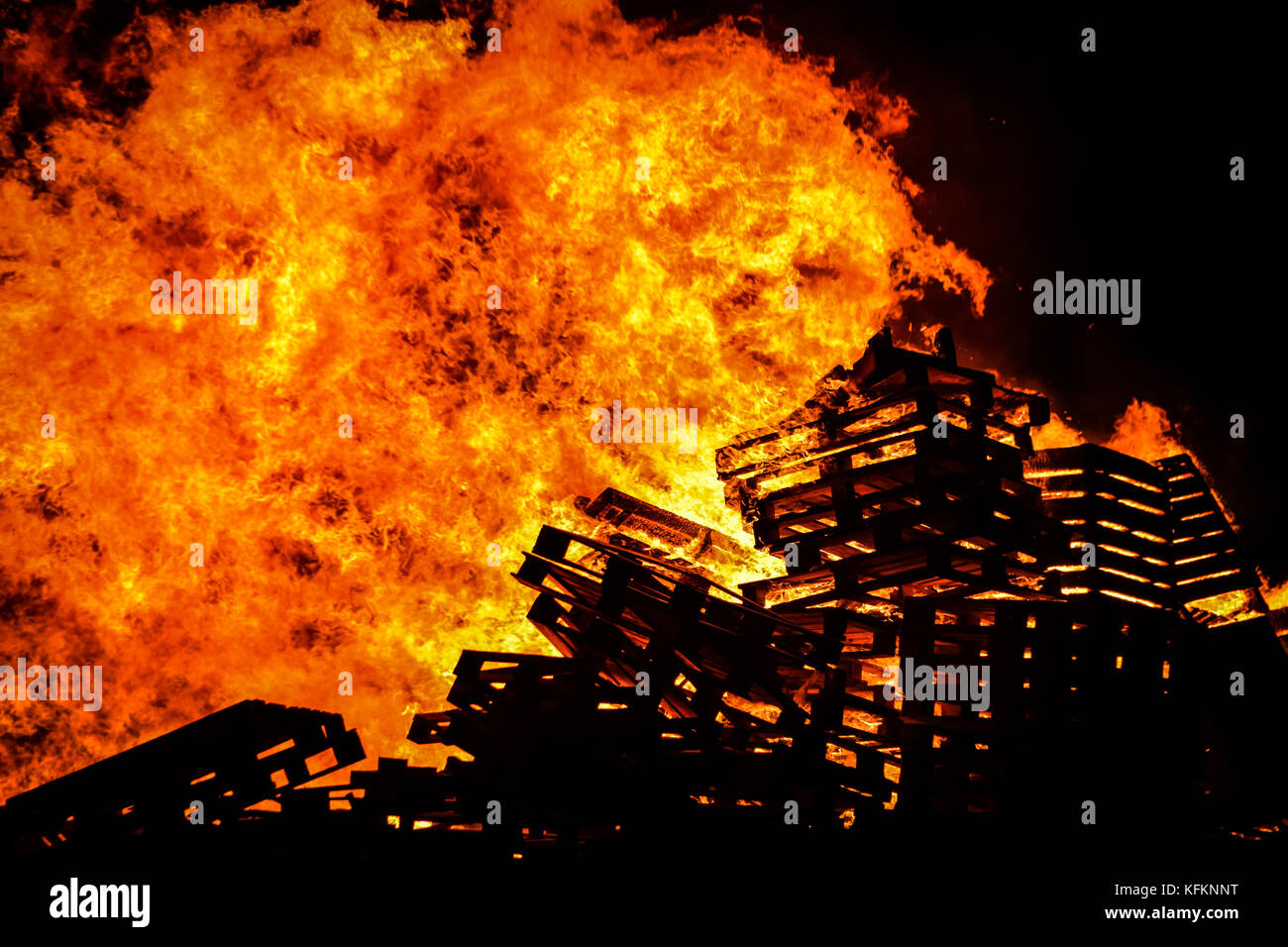 Burning pallets hires stock photography and images Alamy